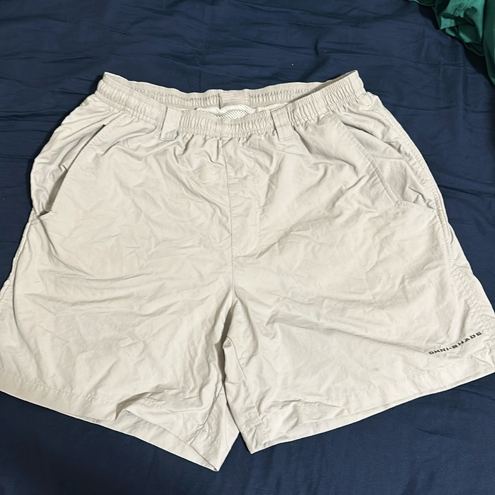 Columbia Omni Shade shorts - Mens size S.